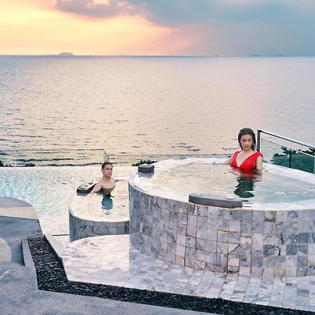 Best Western Premier Bayphere Pattaya - SHA Extra Plus Na Chom Thian Exterior foto A hot tub at a resort