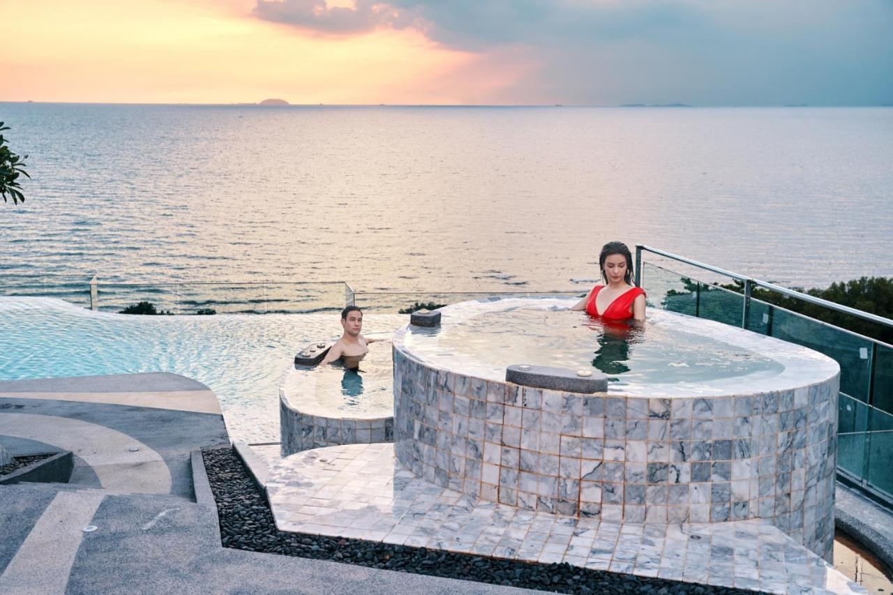 Best Western Premier Bayphere Pattaya - SHA Extra Plus Na Chom Thian Exterior foto A hot tub at a resort