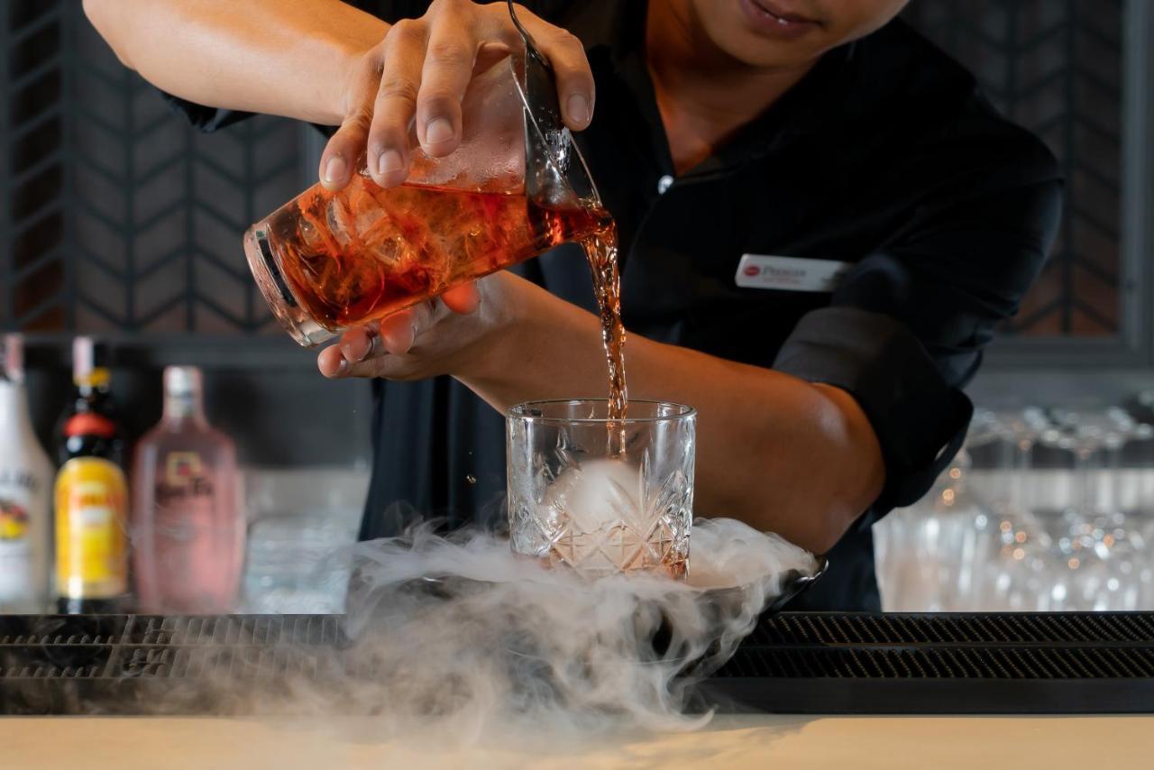 Best Western Premier Bayphere Pattaya - SHA Extra Plus Na Chom Thian Exterior foto A bartender pouring a cocktail