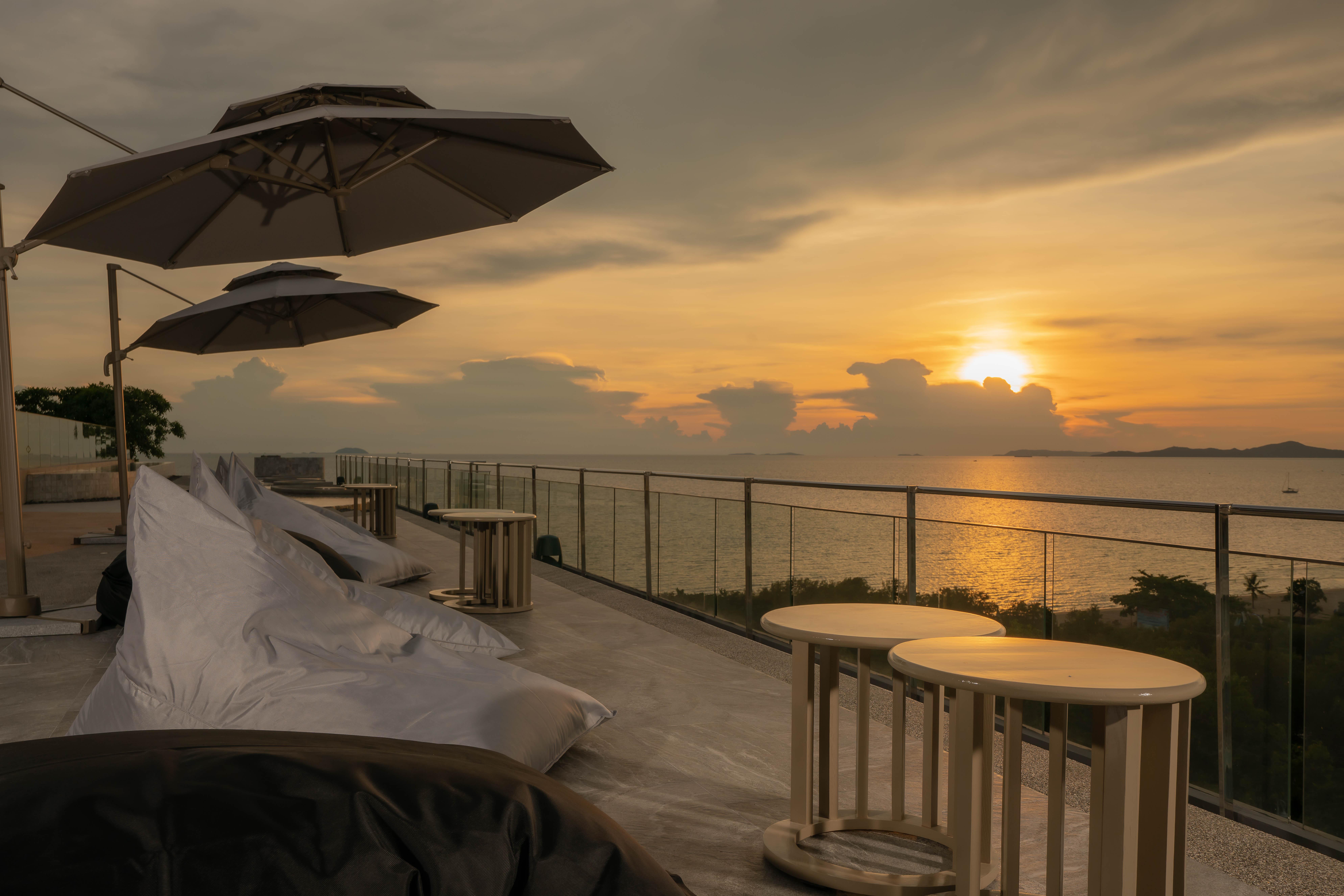 Best Western Premier Bayphere Pattaya - SHA Extra Plus Na Chom Thian Exterior foto Sunset at the rooftop bar