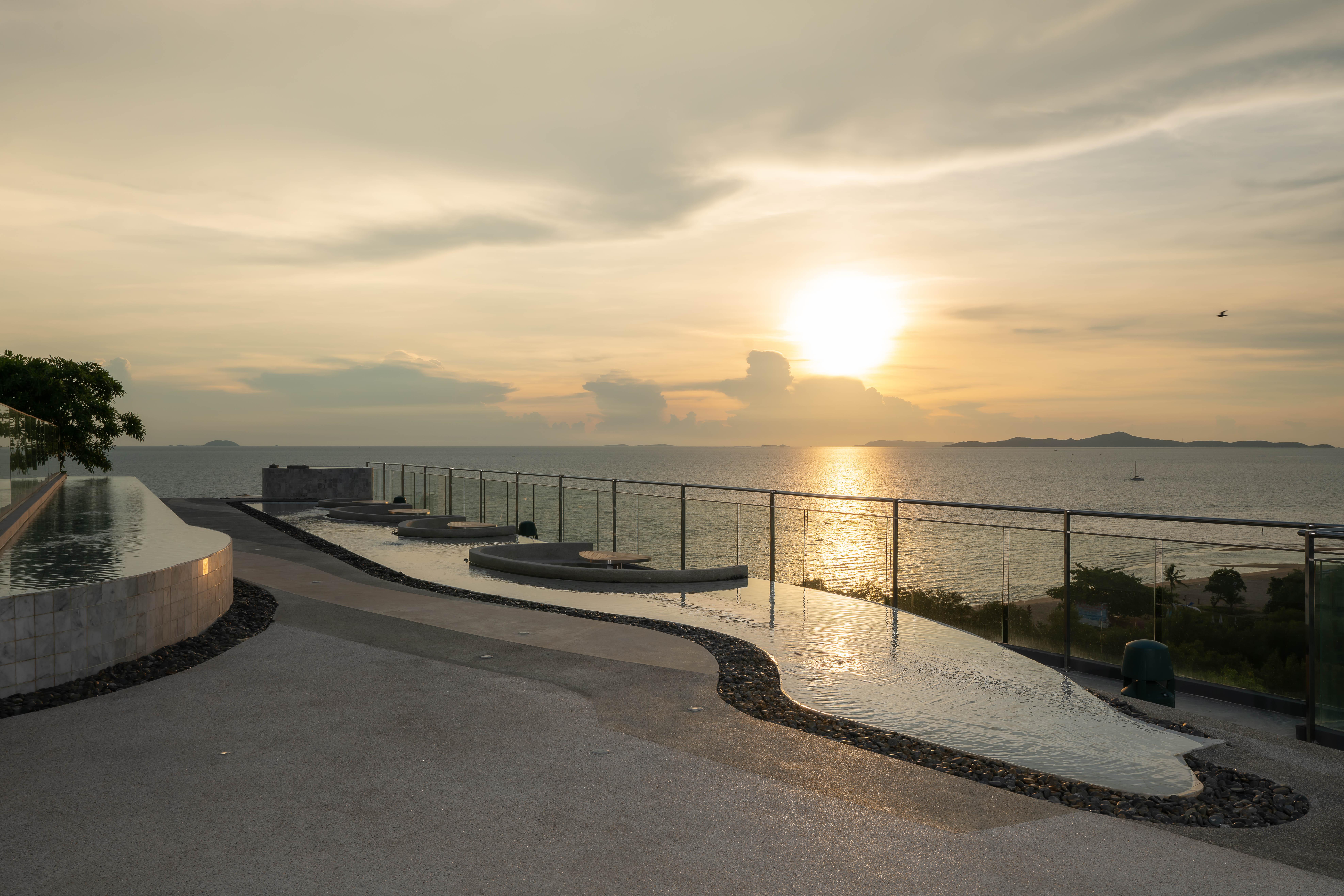 Best Western Premier Bayphere Pattaya - SHA Extra Plus Na Chom Thian Exterior foto Sunset at the viewing platform