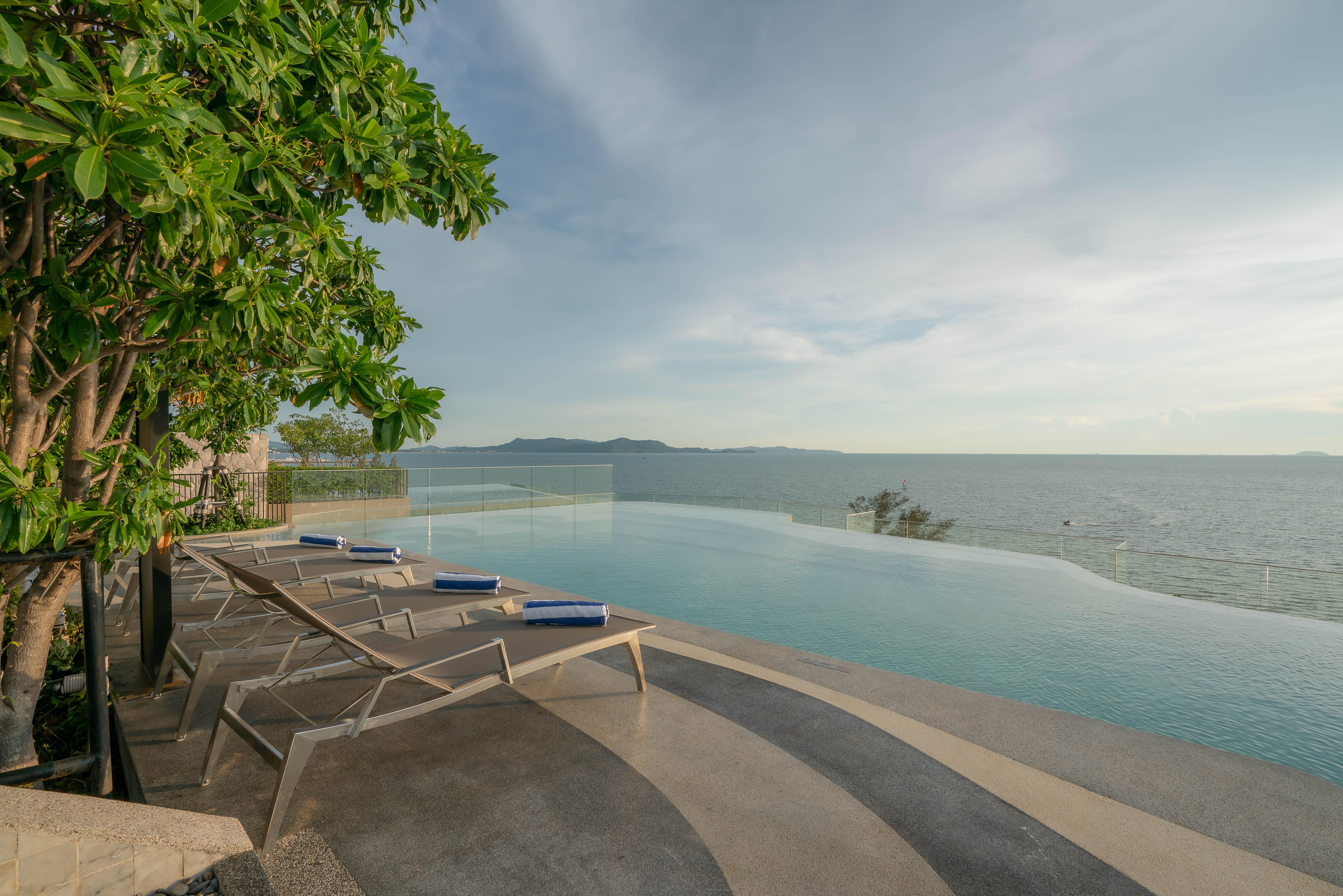Best Western Premier Bayphere Pattaya - SHA Extra Plus Na Chom Thian Exterior foto Infinity pool at the hotel
