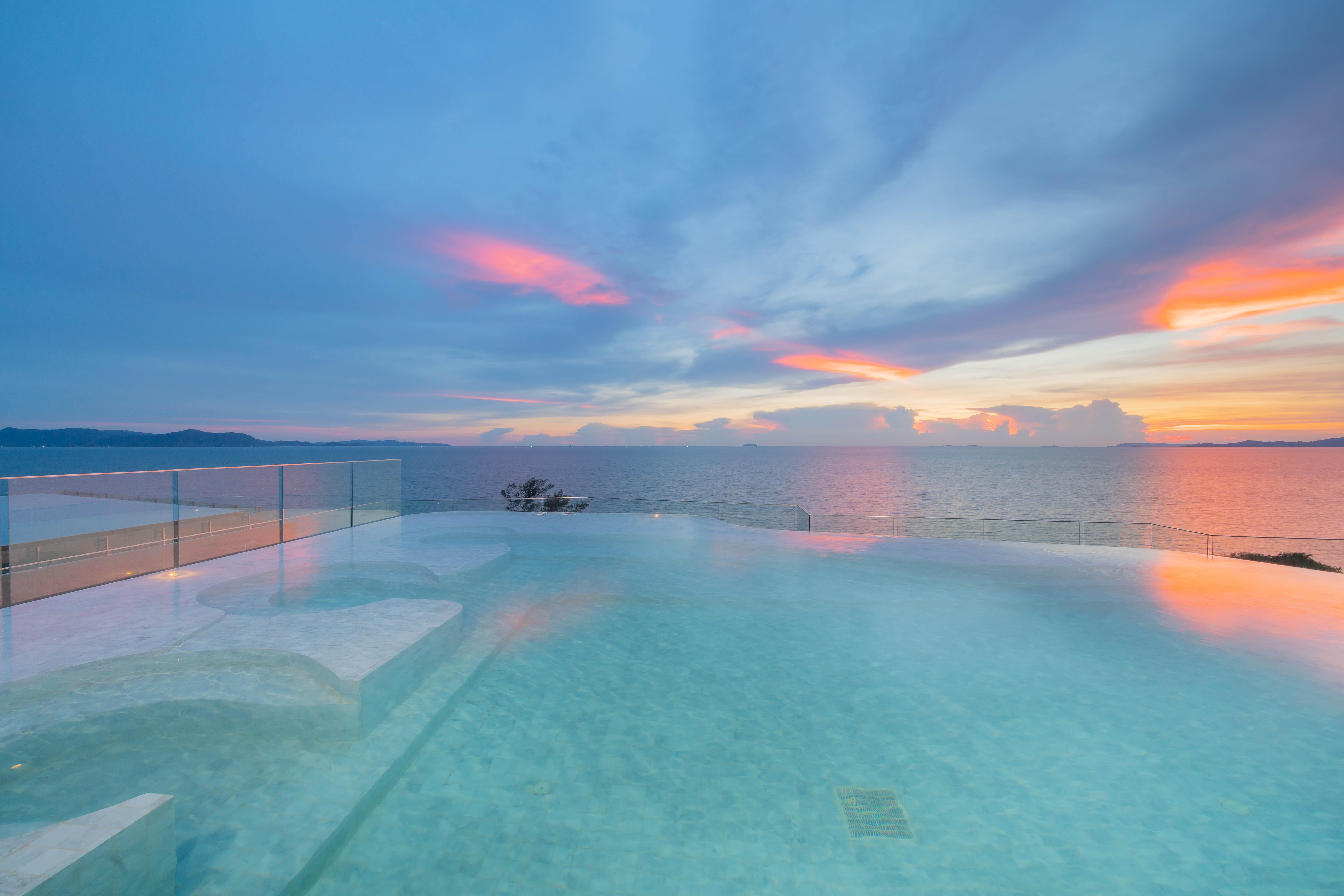 Best Western Premier Bayphere Pattaya - SHA Extra Plus Na Chom Thian Exterior foto Sunset at the rooftop pool