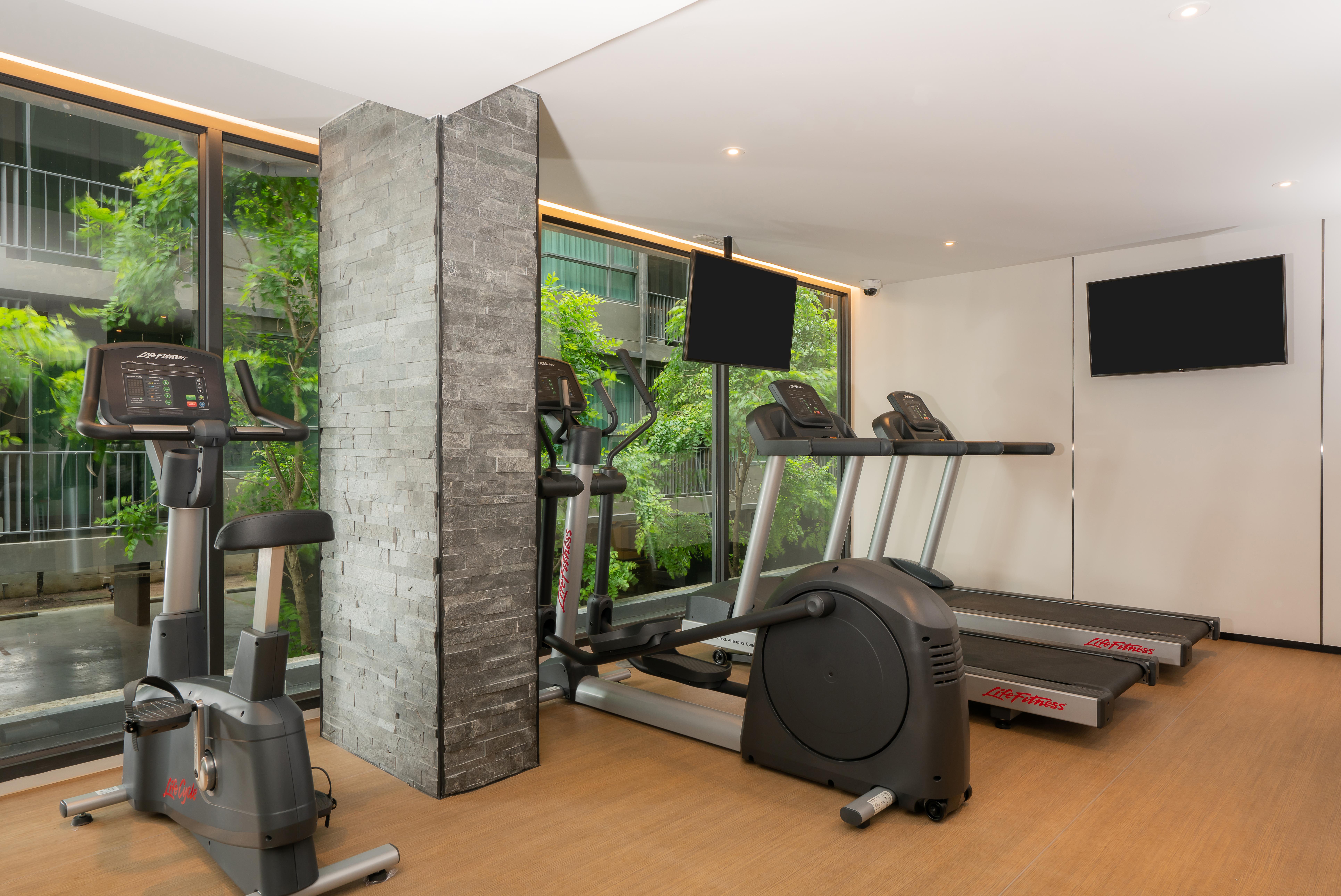 Best Western Premier Bayphere Pattaya - SHA Extra Plus Na Chom Thian Exterior foto The gym at the hotel