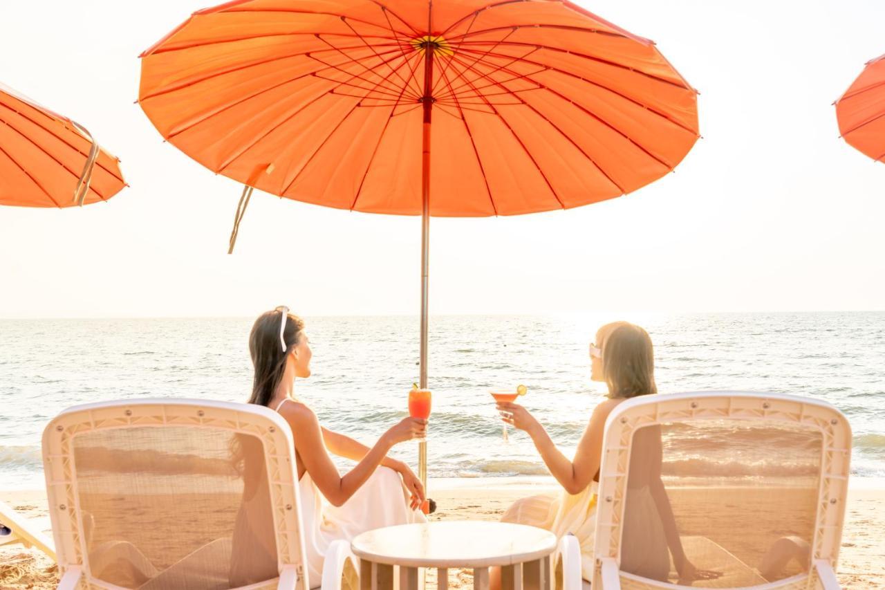 Best Western Premier Bayphere Pattaya - SHA Extra Plus Na Chom Thian Exterior foto A beach umbrella