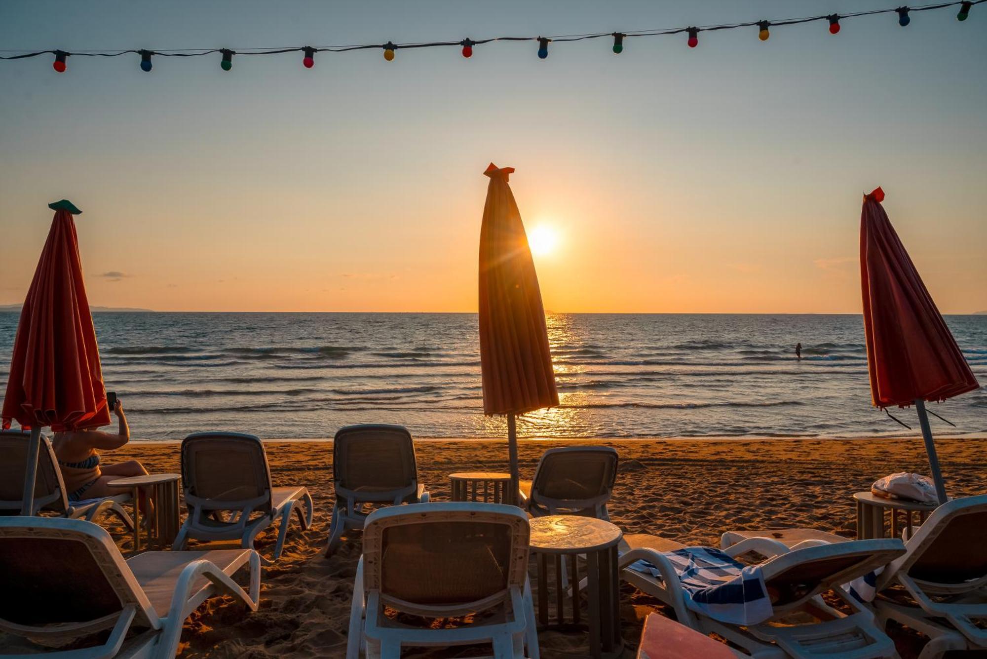 Best Western Premier Bayphere Pattaya - SHA Extra Plus Na Chom Thian Exterior foto Sunset at the beach